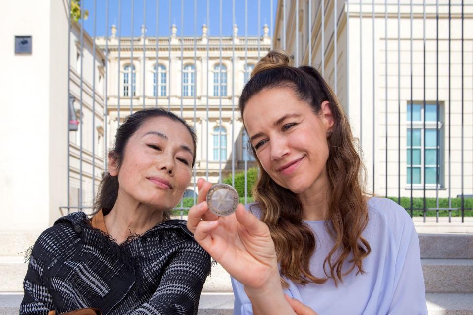 Zu Beginn muss die Hauptfigur "ohne Besitztümer" in die Fremde ziehen: Katja Sterner (Alexandra Neldel, rechts) ist glücklich, dass ihre ehemalige Chefin Melanie Siebertz (Akiko Hitomi) den Glückstaler wiedergefunden hat. (Bild: ZDF / Felix Matthies)