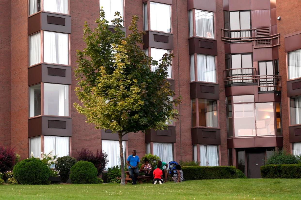 The DEV Hotel and Conference Centre in Cornwall, Ont., has been used by the federal government to temporarily house asylum seekers since September 2022. Residents recently learned their housing hub will close at the end of the month.  (Justin Tang/Canadian Press - image credit)