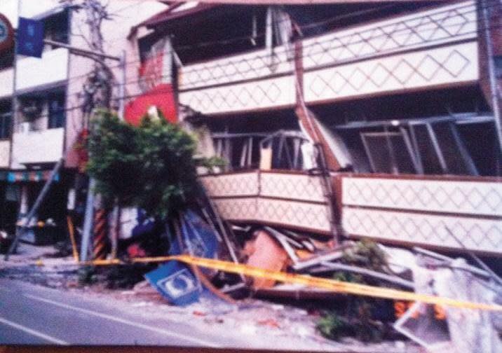 921地震時，羅維振家的4樓透天厝嚴重位移，4樓崩塌成2樓。（羅維振提供）