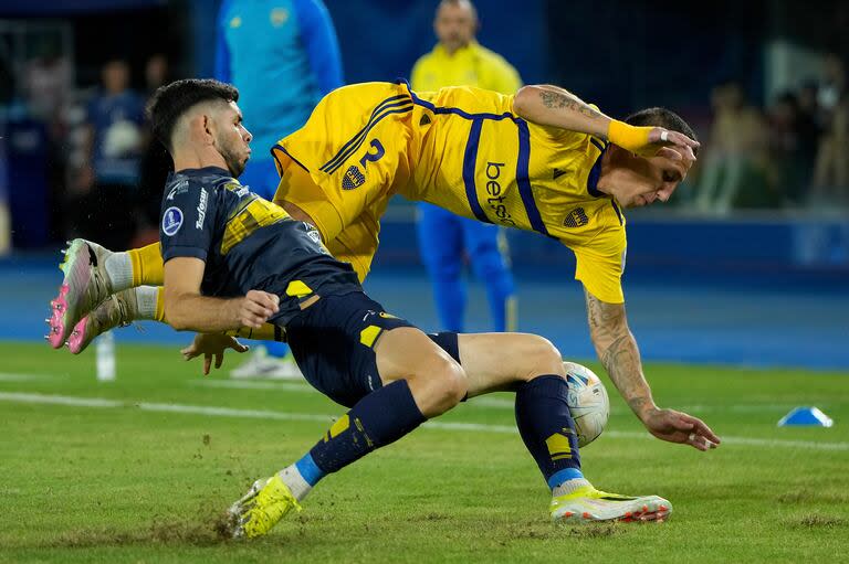 Axel Cañete derriba a Cristian Lema, que falló en la jugada del gol de Trinidense; el defensor de Boca venía de estar en la mira por sus errores en la eliminación a manos de Estudiantes por la Copa de la Liga.