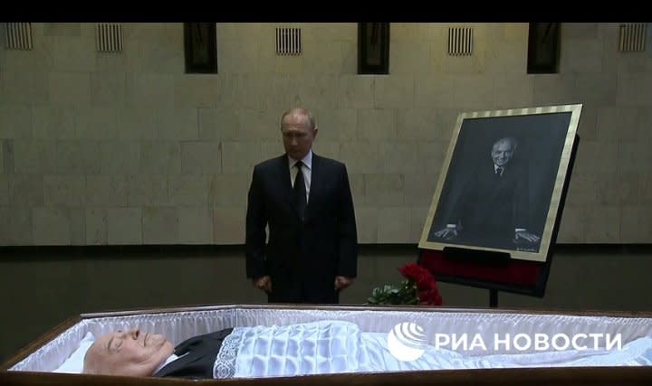 俄羅斯總統普丁向戈巴契夫致意。   圖:翻攝自推特 Athousand Brains  @AthousandBrai