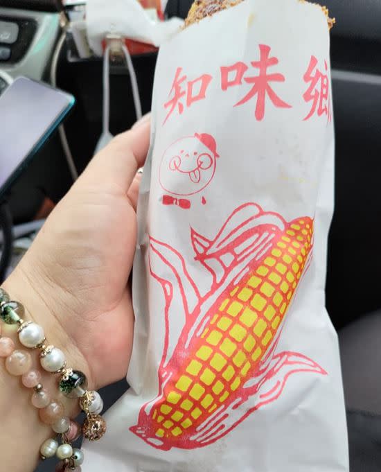 原PO在萬里買了2根要價265元的烤玉米。（圖／翻攝自爆廢公社二館）