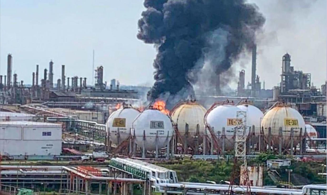 Se registra incendio en refinería de Pemex en Minatitlán, Veracruz; no se reportan lesionados