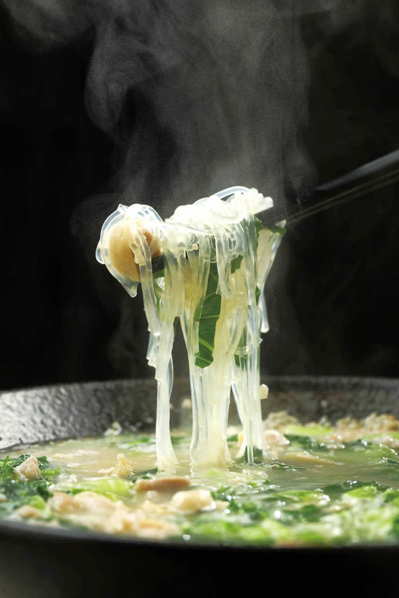 「香濃雞湯泡飯」湯頭鮮美，冬粉吸足湯汁，還吃得到雞肉、青江菜、青蔥、豬絞肉等豐富配料。（改冬粉，158元）（圖／于魯光攝）