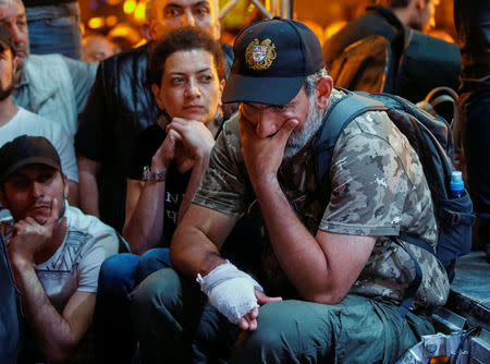 Armenian opposition leader Nikol Pashinyan and his supporters attend a rally against the ruling elite in Yerevan, Armenia April 25, 2018. REUTERS/Gleb Garanich