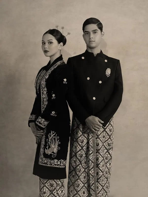 Al Ghazali dan Alyssa Daguise dalam busana adat Jawa (Sumber: Instagram/winstongomez)