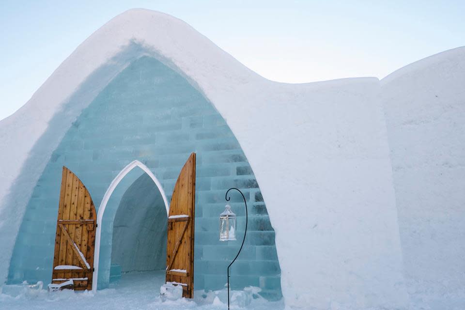 Dass es in Quebec im Winter frisch werden kann, ist allgemein bekannt. Immerhin ist die kanadische Stadt ziemlich weit im Norden. Was liegt also näher, als dort ein Eishotel zu eröffnen? Das Hotel de Glace lädt zu kühlen Übernachtungen in eisigen Zimmern mit beeindruckenden Eisskulpturen ein. Also bloß nicht den dicken Wintermantel vor dem Check-in vergessen! (Bild-Copyright: Facebook/hoteldeglace)