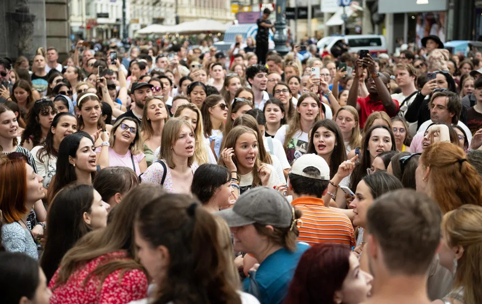 Taylor Swift fans sing together on Stephansplatz in Vienna, Austria. (Thomas Kronsteiner / Getty Images)