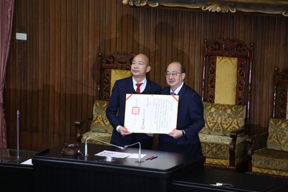 韓國瑜（左）從民進黨團總召柯建銘（右）手中接下當選證書。（陳卓邦攝）