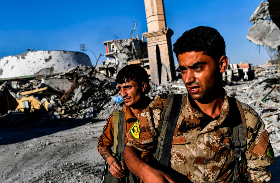 <p>Members of the Syrian Democratic Forces (SDF), backed by US special forces, check the area near Raqa’s stadium as they clear the last positions on the frontline on Oct. 16, 2017 in the Islamic State (IS) group jihadists crumbling stronghold. (Photo: Bulent Kilic/AFP/Getty Images) </p>