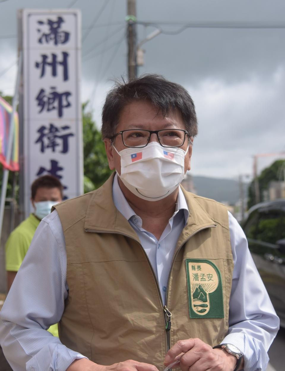 屏東縣長潘孟安戴上「台美微笑口罩」視察疫苗注射站。   圖：屏東縣政府提供