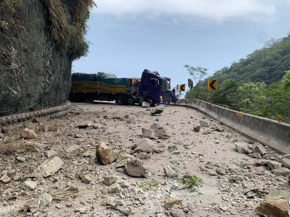 大型車輛遭落石砸中。取自花蓮縣消防局臉書