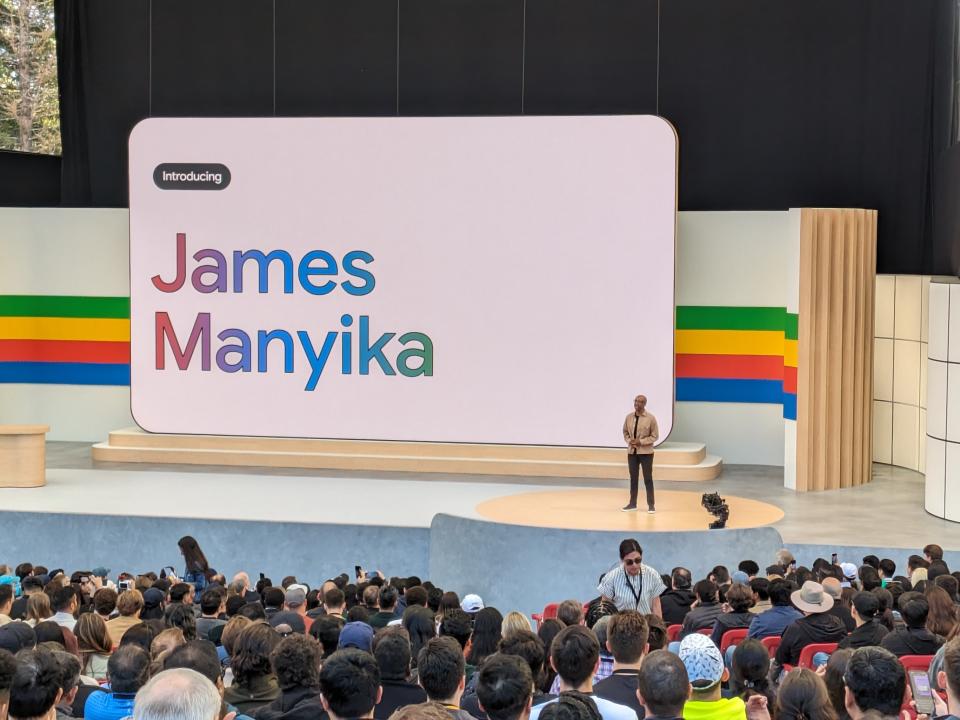 James Manyika spricht auf der Google I/O 2024 über KI-Ethik und -Verantwortung.