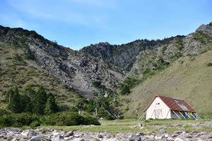 位於南湖圈谷底部的山屋 ｜A mountain hut on Nanhu Circle（攝影師敏敏提供｜Courtesy of Min Min)