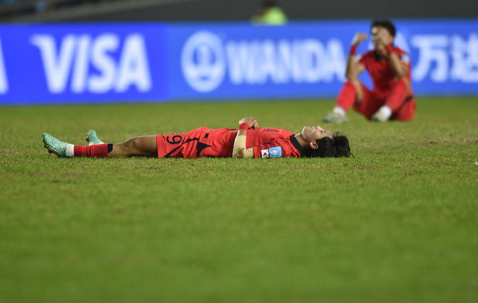 Players of South Korea react after losing to Italy at the end of a FIFA U-20 World Cup semifinal soccer match at Diego Maradona stadium in La Plata, Argentina, Thursday, June 8, 2023. (AP Photo/Gustavo Garello)