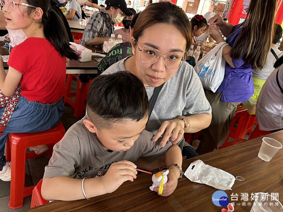 桃園景福宮大廟舉辦我愛媽咪親子活動     參加民眾擠爆廟埕