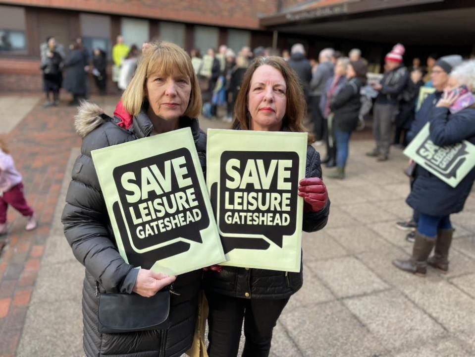 The Northern Echo: Wendy Arkle y Jacqueline Ward se unieron a sus compañeros de campaña en el Centro Cívico de Gateshead.