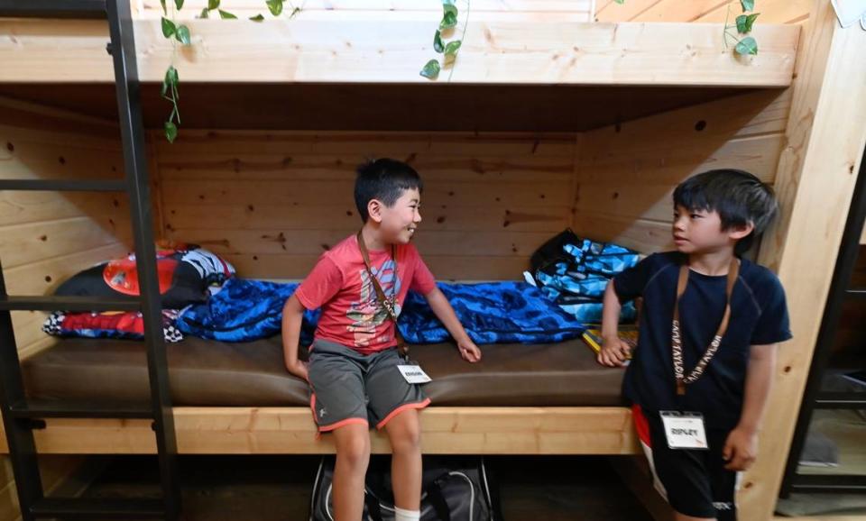 Edison Wu ,de 10 años, izquierda, y su compañero de campamento Ripley Shair, de 7, hablan en su cabaña en Camp Taylor, en Grayson, California, el martes 11 de junio de 2024. Camp Taylor es un campamento de verano con supervisión médica para niños con cardiopatías y sus familiares.
