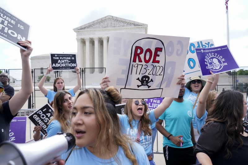 2022年6月24日，美國聯邦最高法院推翻保障女性墮胎權的「羅伊訴韋德案（Roe v.Wade）」判決，反墮胎人士欣喜欲狂（AP）