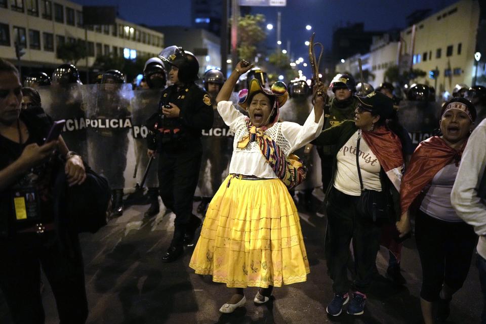 Una manifestante de oposición grita durante una marcha en el centro de Lima, Perú, el miércoles 19 de julio de 2023. La protesta exige a la presidenta peruana Dina Boluarte un adelanto electoral inmediato, así como justicia por los muertos en las manifestaciones que sucedieron a la destitución de Pedro Castillo como presidente. (AP Foto/Rodrigo Abd)