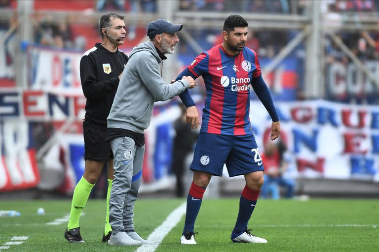 Diego Monarriz, DT interino, le da indicaciones a Néstor Ortigoza durante el partido que San Lorenzo le ganó a Godoy Cruz 1-0