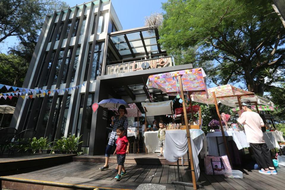 淡水店與地方文化結合，會不定期舉辦市集活動或是音樂會。