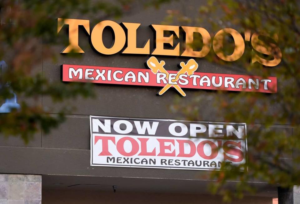 Dos de los Restaurantes Mexicanos Toledo’s están abiertos: el local de Clovis y el de las avenidas Herndon y Milburn; uno de ellos aparece en esta foto de archivo de 2017. Un tercero no volverá a abrir, pero se está trabajando en un nuevo local. ERIC PAUL ZAMORA/ezamora@fresnobee.com