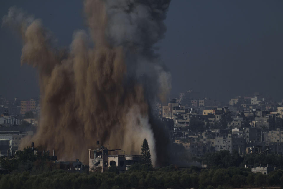 Una explosión por un ataque aéreo israelí en la Franja de Gaza el viernes 10 de noviembre de 2023 es captada desde el sur de Israel. (AP Foto/Leo Correa)