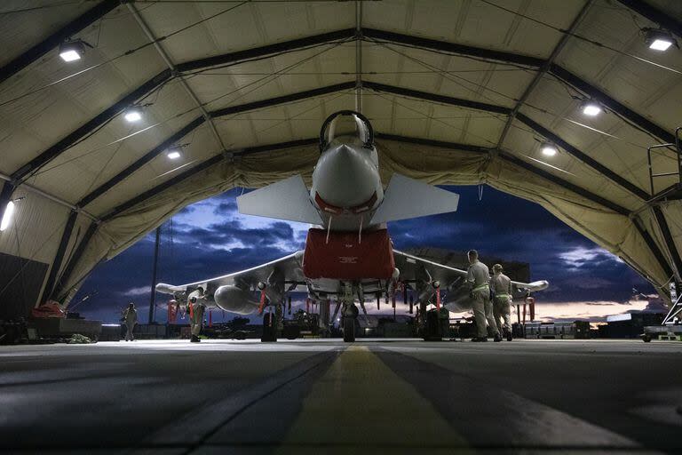 Los Typhoon FRG4 de la RAF están preparados para realizar más ataques contra objetivos militares hutíes en Yemen, desde la RAF Akrotiri, Chipre, el sábado 3 de febrero de 2024.