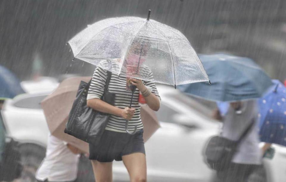 今天到明晨鋒面挾「馬力斯」殘餘水氣通過，全台有雷雨。（資料照）