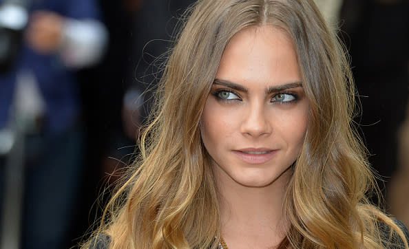 Cara Delevingne, ¿lo empezó todo? Parece que el “efecto Cara Delevingne” ha hecho resurgir la venta de los productos para cejas, según un estudio comisionado por la compañía de belleza feelunique.com, reseña el diario Daily Mail. Pero, además, podría haber otra razón por la que cada vez más chicas eligen este estilo… - Foto: Anthony Harvey/Getty Images