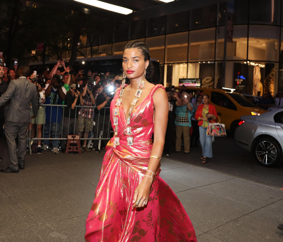 Indya Moore bei der Ankunft bei den Fashion Media Awards (Bild: Anna Webber/Getty Images for IMG)