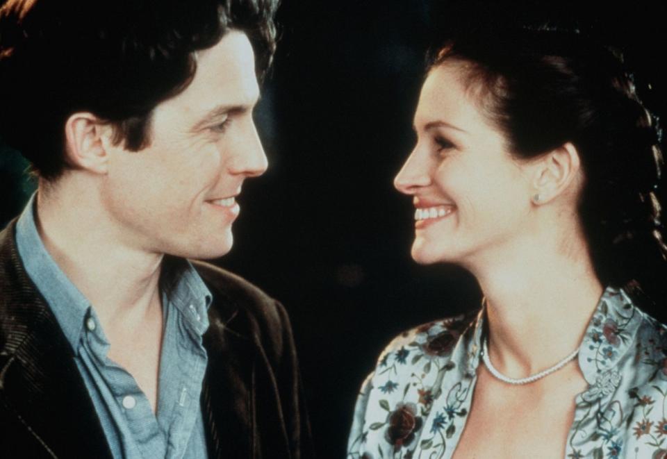 In romantischen Komödien durfte einer nicht fehlen: Hugh Grant. Im Brit-Filmklassiker "Notting Hill" von 1999 ist der Publikumsliebling an der Seite von Julias Roberts zu sehen. (Bild: ZDF / Clive Coote)