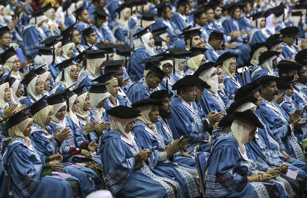 Graduates attend the International Islamic University Malaysia’s 34th convocation ceremony in Gombak November 10, 2018. — Picture by Azneal Ishak