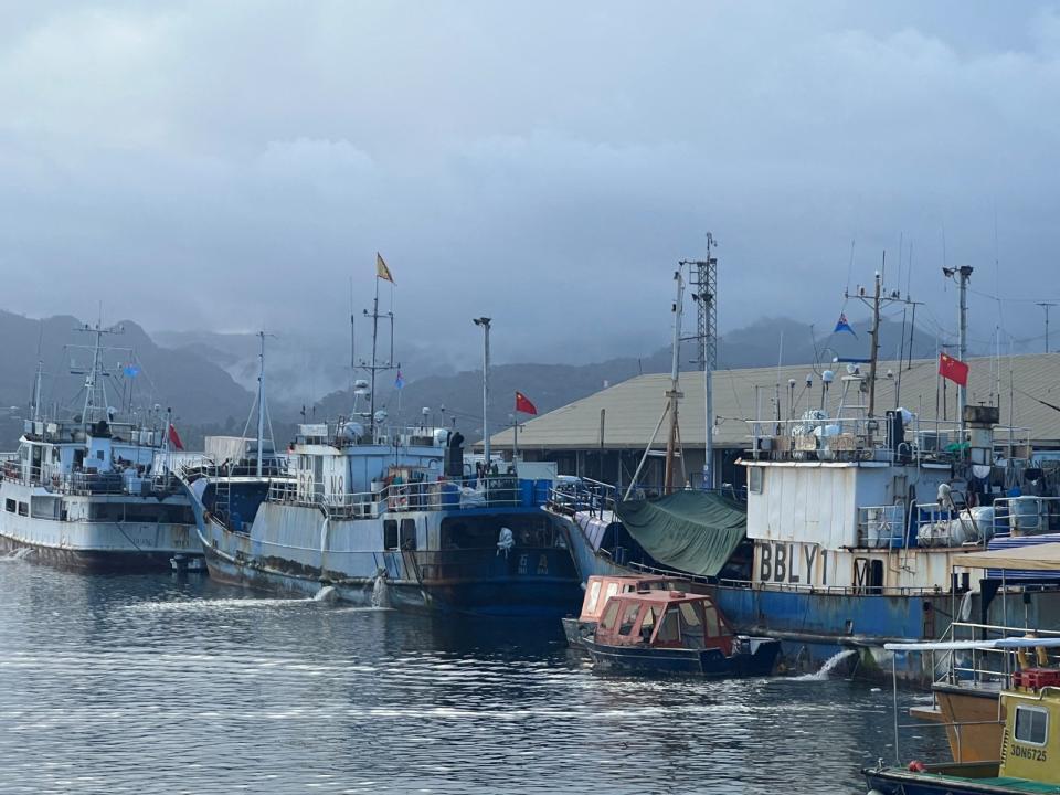2022年7月16日，懸掛中國國旗的漁船在斐濟首都蘇瓦的公主碼頭（Princess Wharf）卸下漁獲。路透社