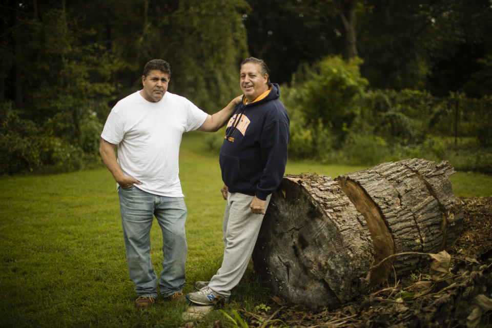 Anthony Torres, derecha, con su hermano Thomas Torres (Matt Rourke/AP)