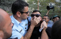 <p>Ein israelischer Polizist greift in Jerusalem nach einem palästinensischen Demonstranten. Der hatte vor dem britischen Konsulat mit anderen Menschen am 100. Jahrestag der Balfour-Deklaration protestiert. Mit ihr hatte Großbritannien der Errichtung eines jüdischen Staats in Palästina zugestimmt. (Bild: Reuters) </p>