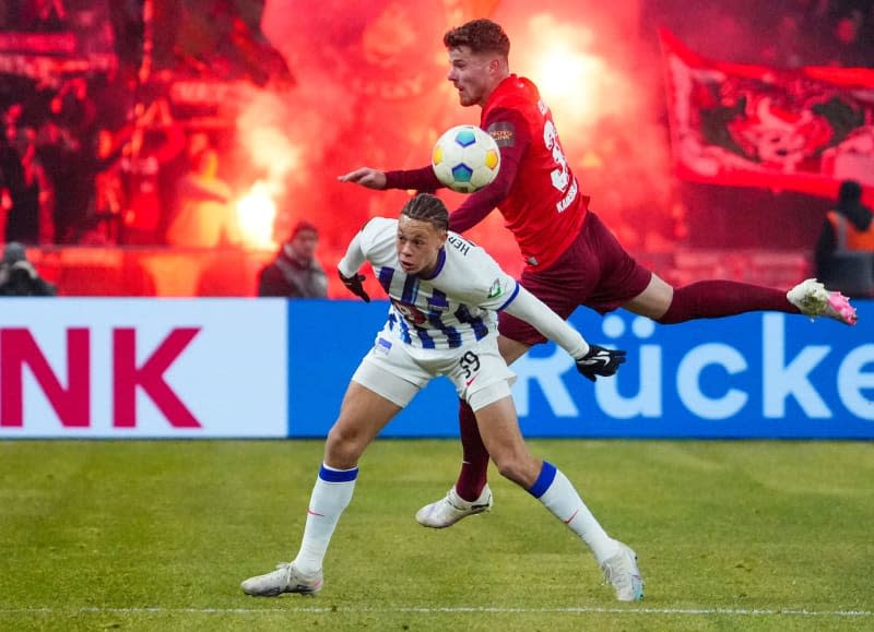 Hertha's Derry Scherhant (L) and Kaiserslautern's Jan Elvedi battle for the ball during the German DFB Cup soccer match between Hertha BSC and 1. FC Kaiserslautern at Olympiastadion. Soeren Stache/dpa