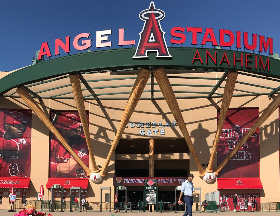 美國職棒洛杉磯天使隊雖然隊名有洛杉磯，但主場設在洛杉磯市中心南方一小時車程的安那罕（Anaheim），圖為球場大門。（中央社）