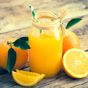 La verdad sobre lo que te aporta beber un zumo de naranja en el desayuno