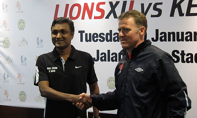 Lions XII coach V. Sundramoorthy (left) and Kelantan coach Peter Butler shake hands at the pre-match conference. (Yahoo! photo)