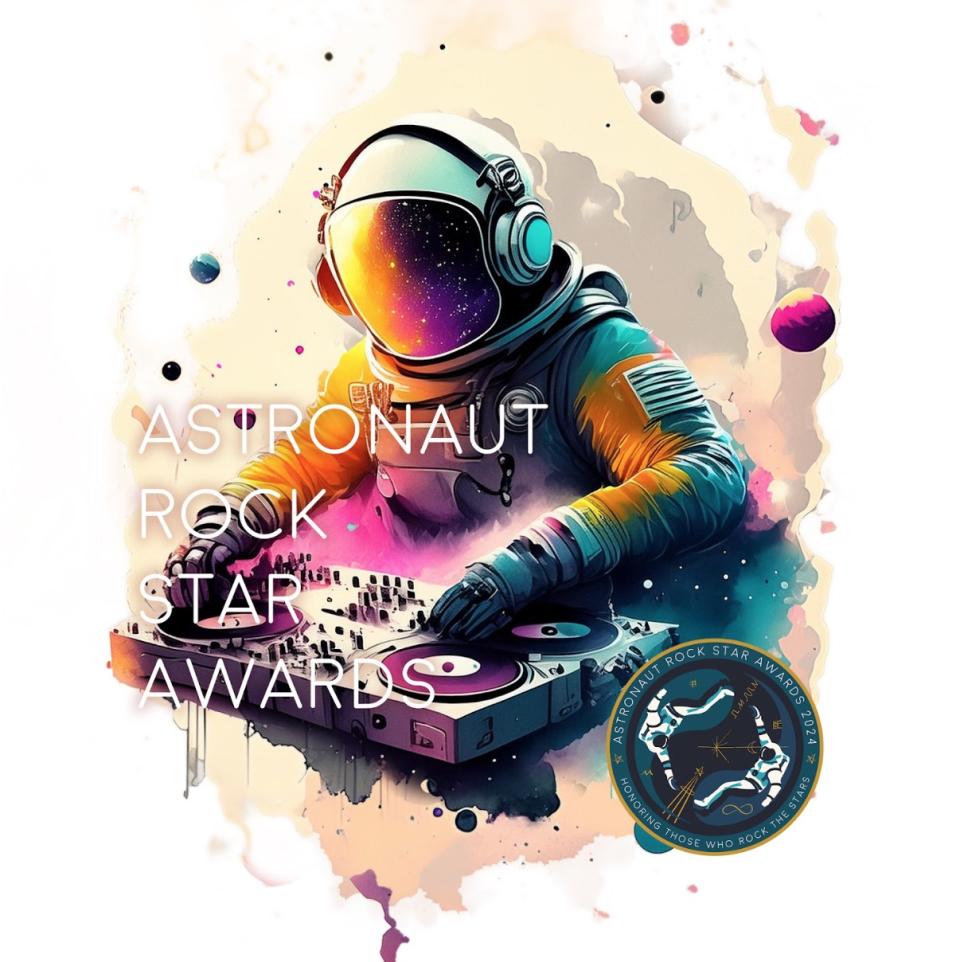 ein farbenfroher Astronaut vor dem Mischpult eines DJs