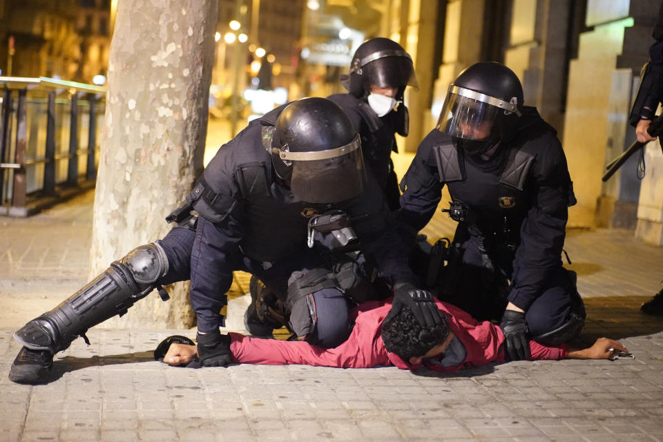 Le immagini della seconda notte di manifestazioni contro le restrizioni anti-Covid a Barcellona, sabato 31 ottobre. Una ventina di persone è risultata ferita, e altrettante sono state arrestate. (AP Photo/Emilio Morenatti)