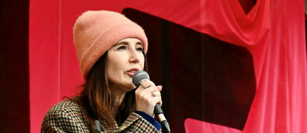 Dans une vidéo qu'elle a postée sur le réseau social, on voit l'actrice, qui campe le personnage de Melisandre dans Game of Thrones, vêtue d'un poncho rouge, mouillée par les canons à eau.  - Credit:Michael Melia / Avalon / MAXPPP / PHOTOSHOT/MAXPPP