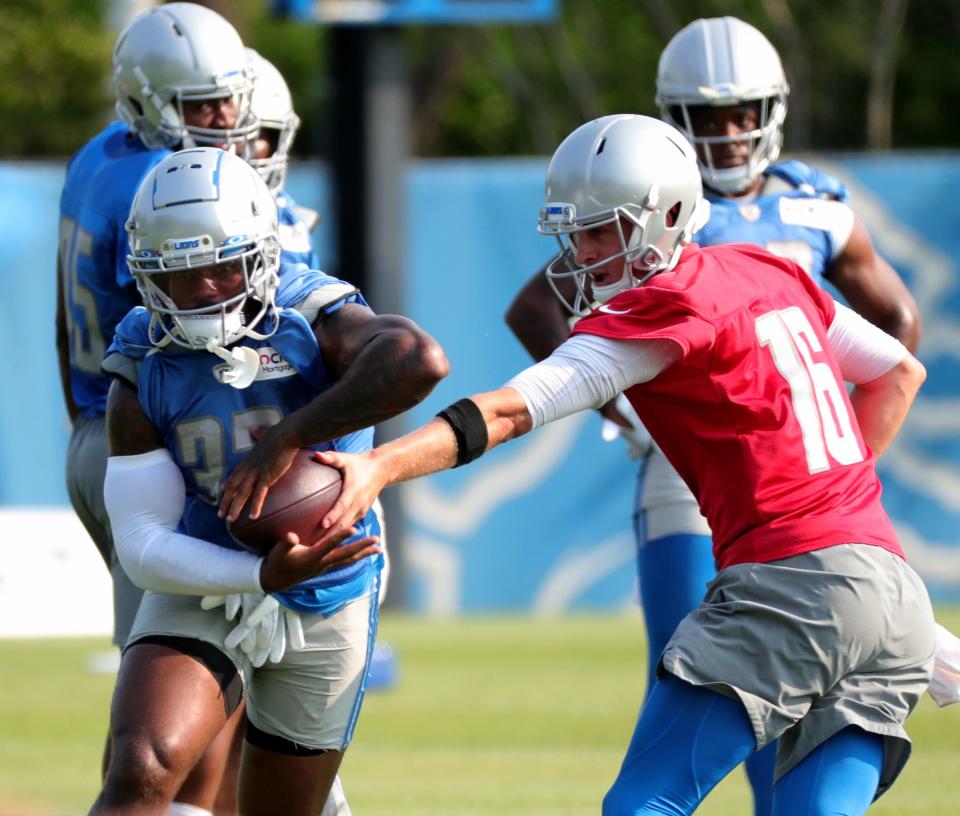 Detroit Lions quarterback Jared Goff hands off to running back D'Andre Swift during training camp Saturday 31, 2021 at the Allen Park facility.