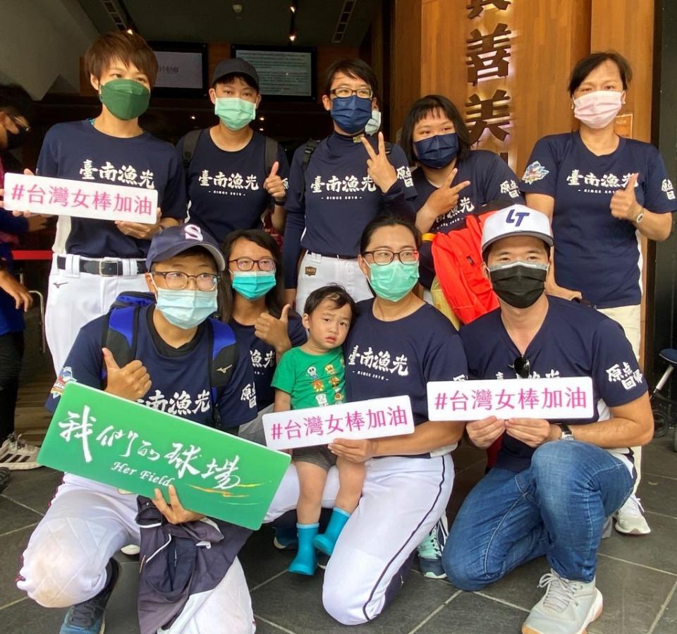 台南唯一一支社會組女棒隊漁光女子棒球隊，十四日應邀觀賞《我們的球場》女棒20紀錄片。（台南社大提供）