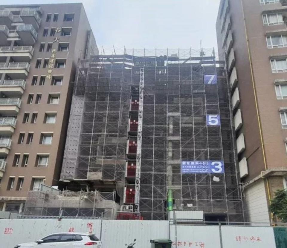 竹北工地意外，臨時工8樓失足墜至1樓當場死亡。（圖：民眾提供）