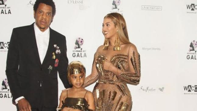 <p>Bey, quien fue honrada como el Premio Humanitario, estaba supuesta a hacer un impacto, y lo logró con el vestido dorado con dramática cola estructurada. </p>