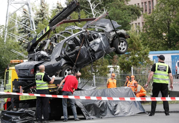 Криміналісти та військова розвідка досліджують уламки автомобіля у Києві. Командир підрозділу спеціального призначення військової розвідки України полковник Максим Шаповал загинув від вибуху бомби, закріпленої на дні його автомобіля в центрі Києва. (Сергій Харченко/Pacific Press/LightRocket через Getty Images)