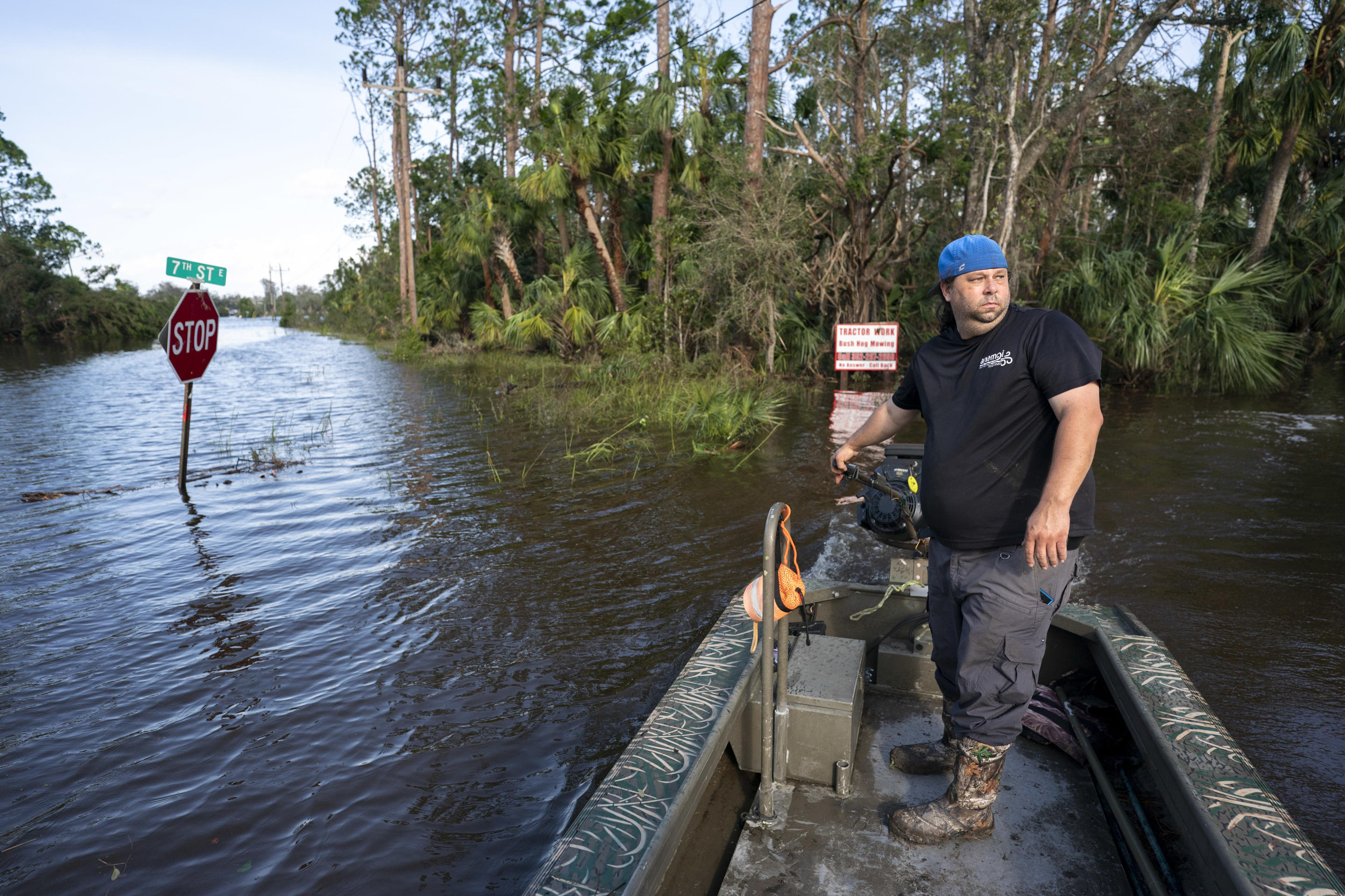 PJ Brashear opera un bote pato que ha estado utilizando para recuperar a las personas varadas en los barrios inundados a raíz del huracán Helene el 27 de septiembre de 2024 en Steinhatchee, Florida. (Foto de Sean Rayford/Getty Images)